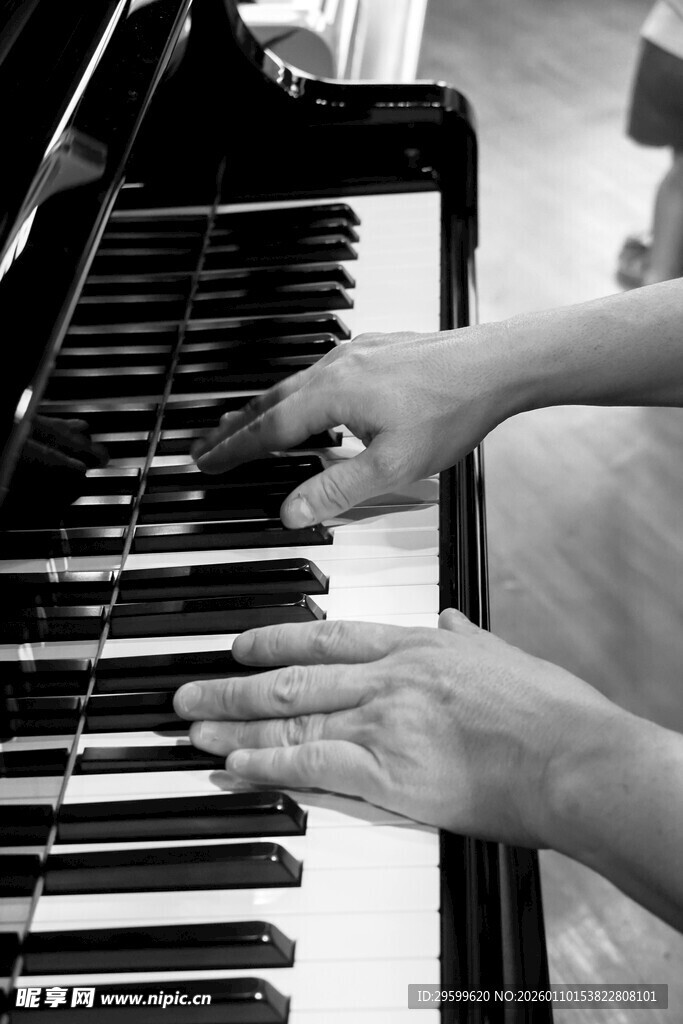 双手弹奏钢琴的美妙瞬间