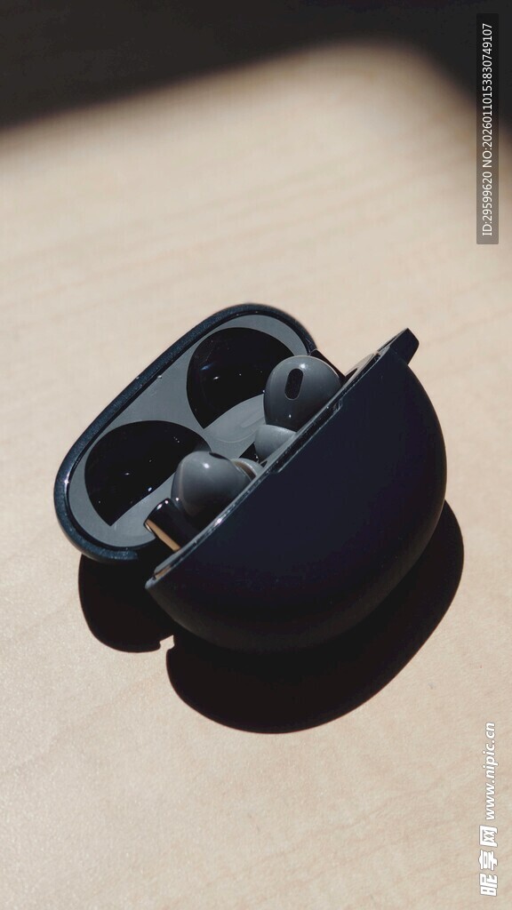 黑色无线耳机特写