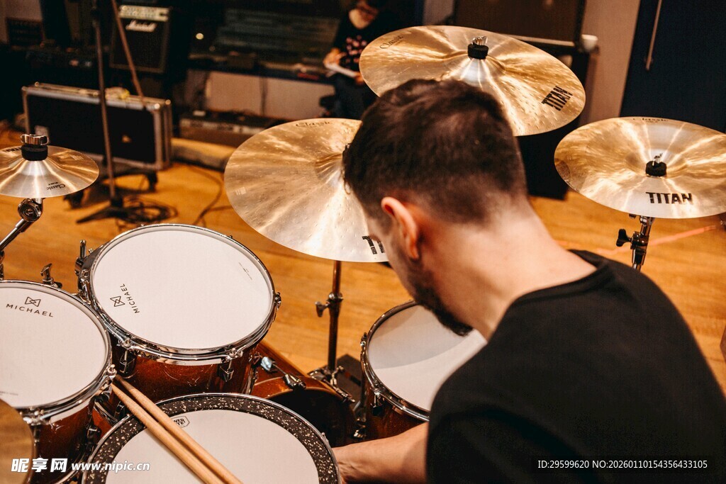 男子专注演奏架子鼓