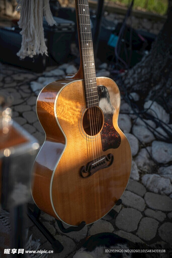 户外放置的木质吉他