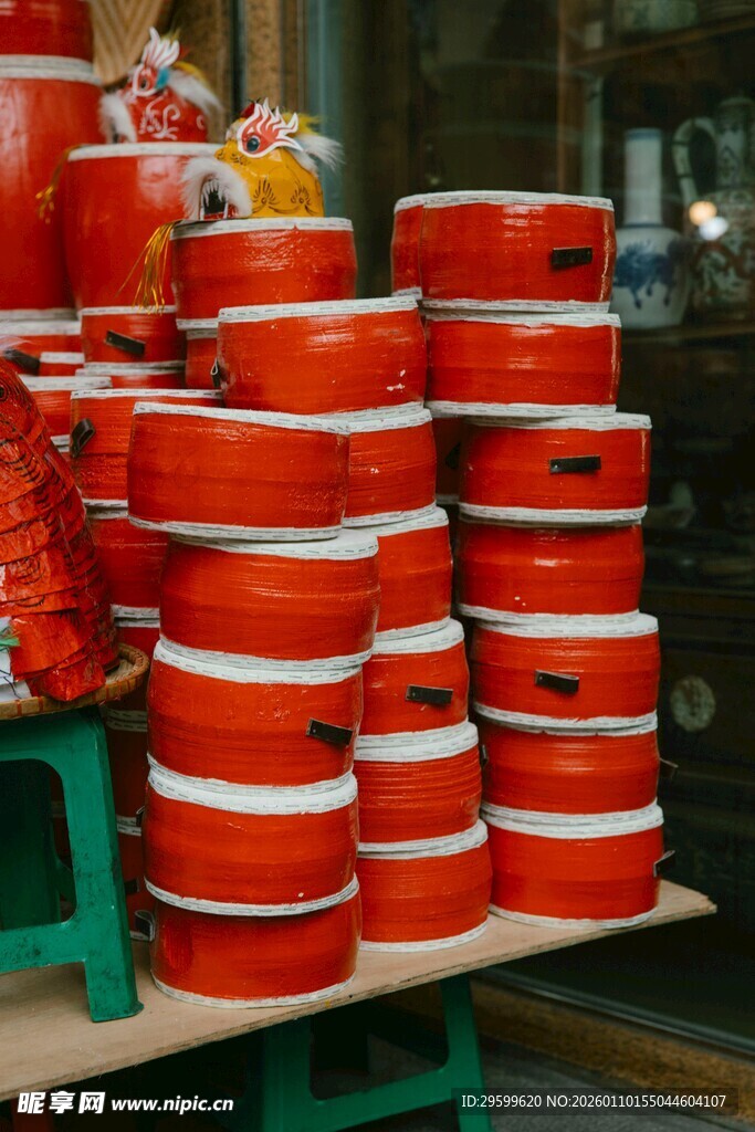 堆叠的红色圆盘容器