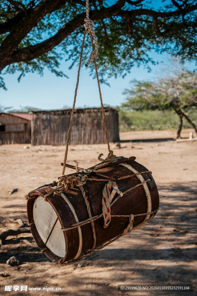 悬挂的传统木质手鼓