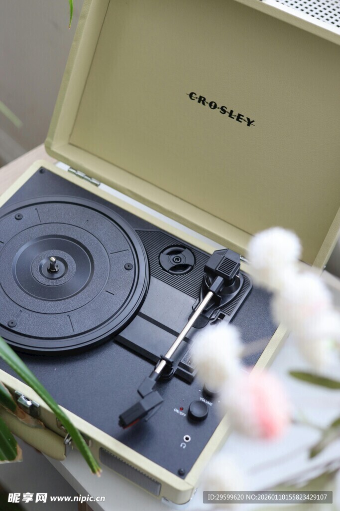 复古黑胶唱片机与鲜花