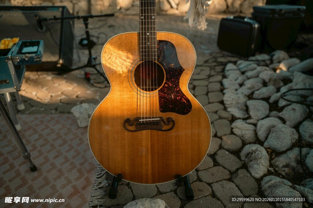 户外木吉他置于碎石之上