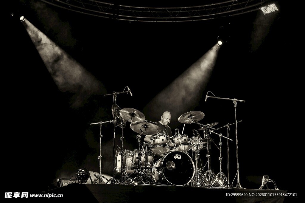 舞台上的架子鼓演奏场景