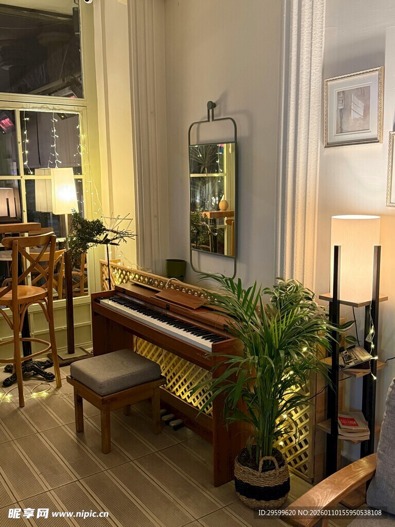 温馨雅致的室内钢琴角落