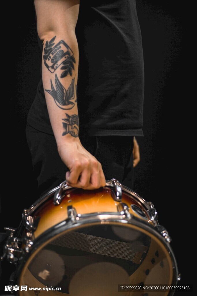 纹身鼓手的动感瞬间