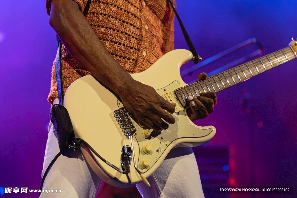 舞台上的吉他演奏者