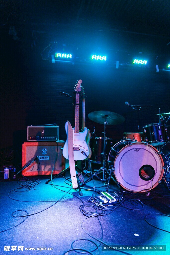 舞台上的摇滚乐器设备