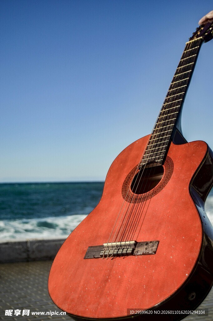 海边的红色吉他