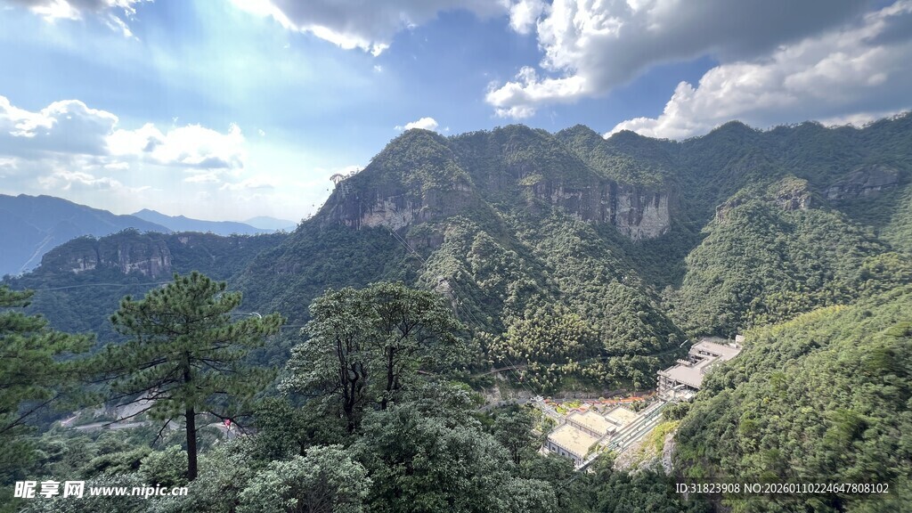 山间美景 绿意盎然的山谷