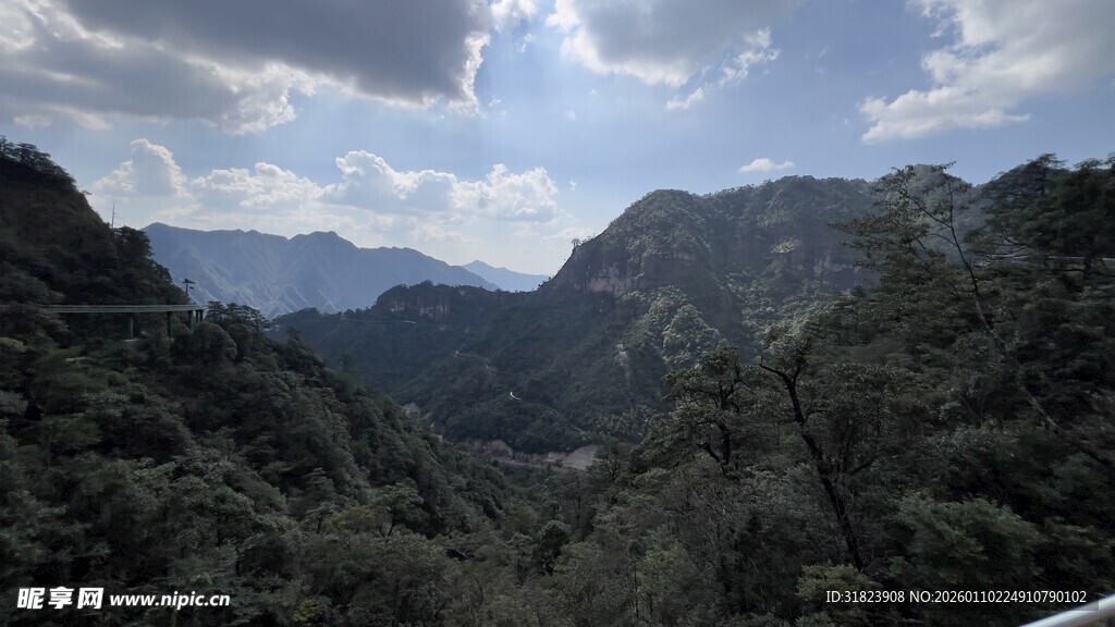 山间美景 云雾缭绕山谷
