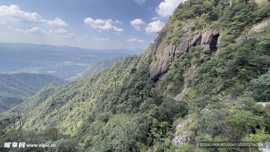 山峦叠翠的壮美自然景观