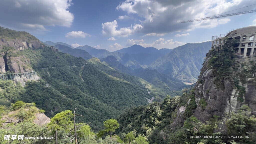 壮丽山景俯瞰图