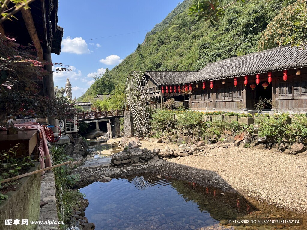 山间溪边古雅民居景致