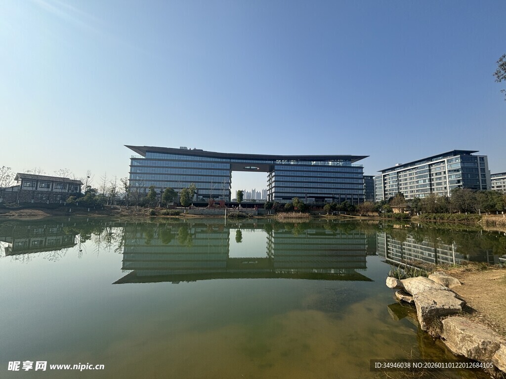 湖畔现代建筑景观