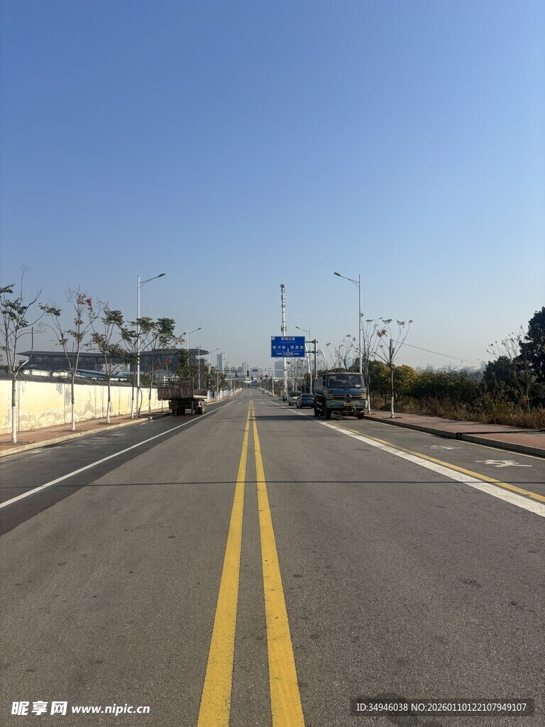 宽阔公路延伸向远方