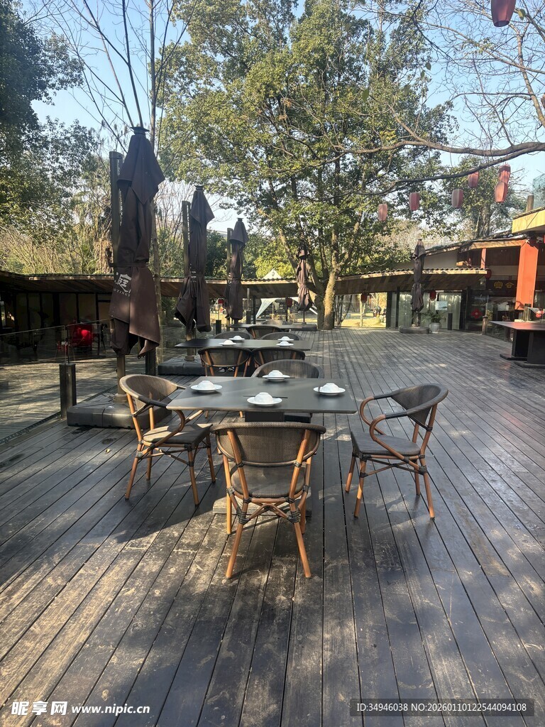户外木质露台休闲场景