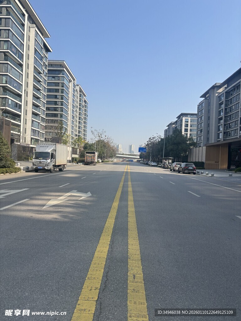 城市空旷道路两旁高楼林立