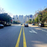 城市宽阔道路上的行驶车辆