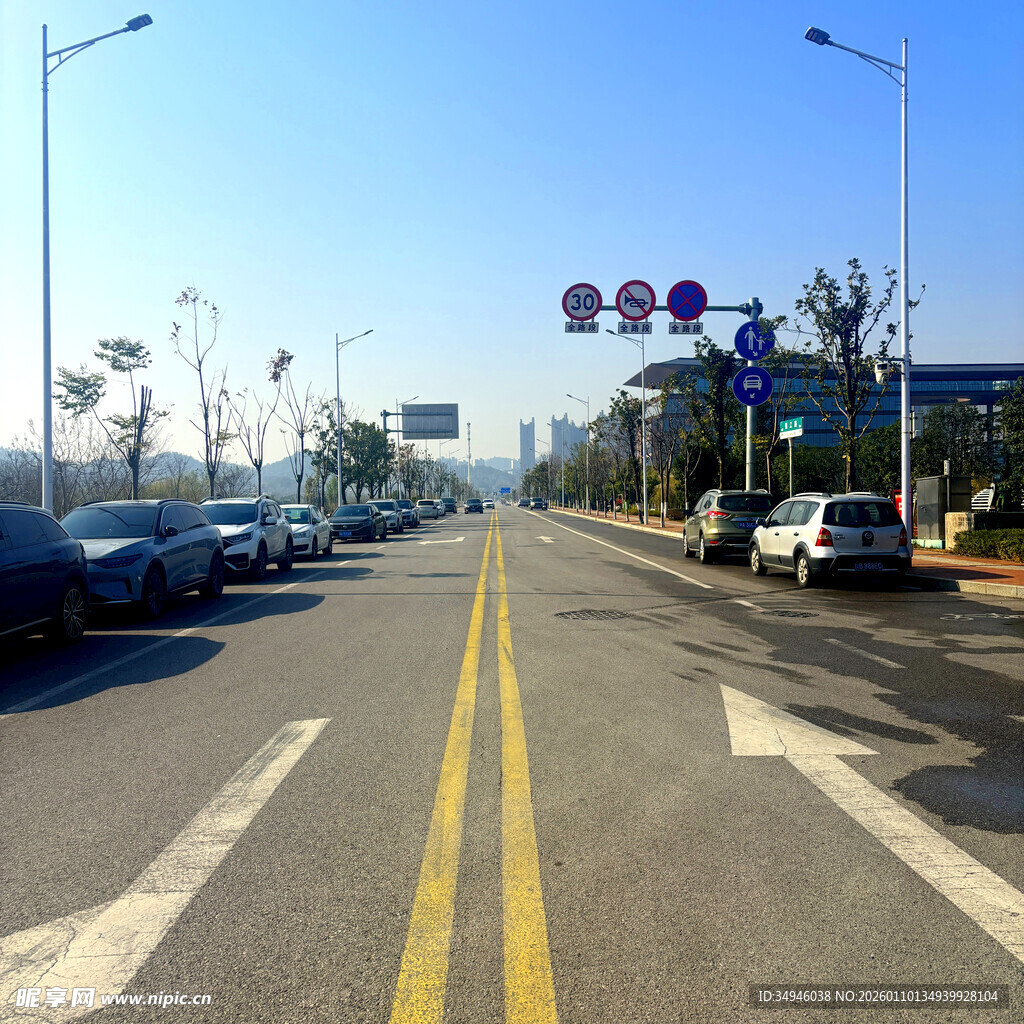 宽阔城市道路及两旁景象