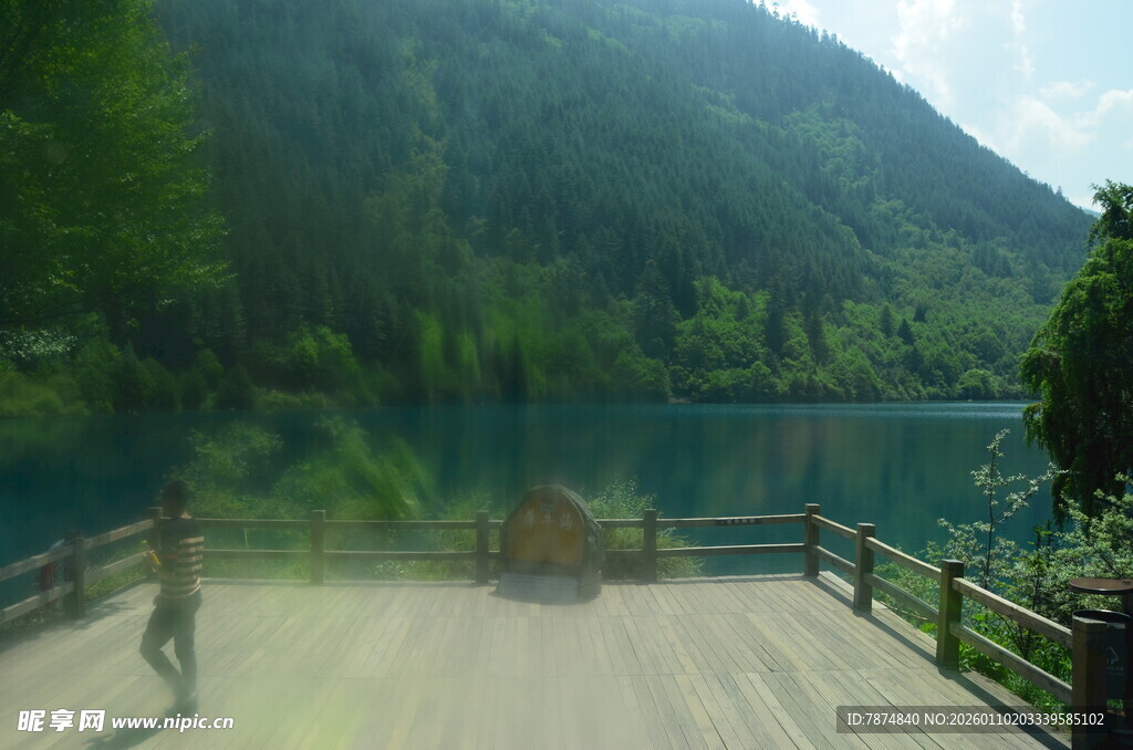 湖畔木栈道的秀丽风光