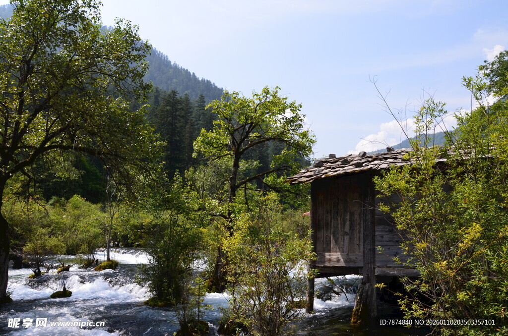 山林中的古朴小屋