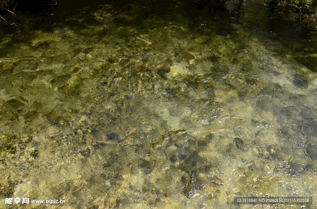 清澈水底的沙石纹理