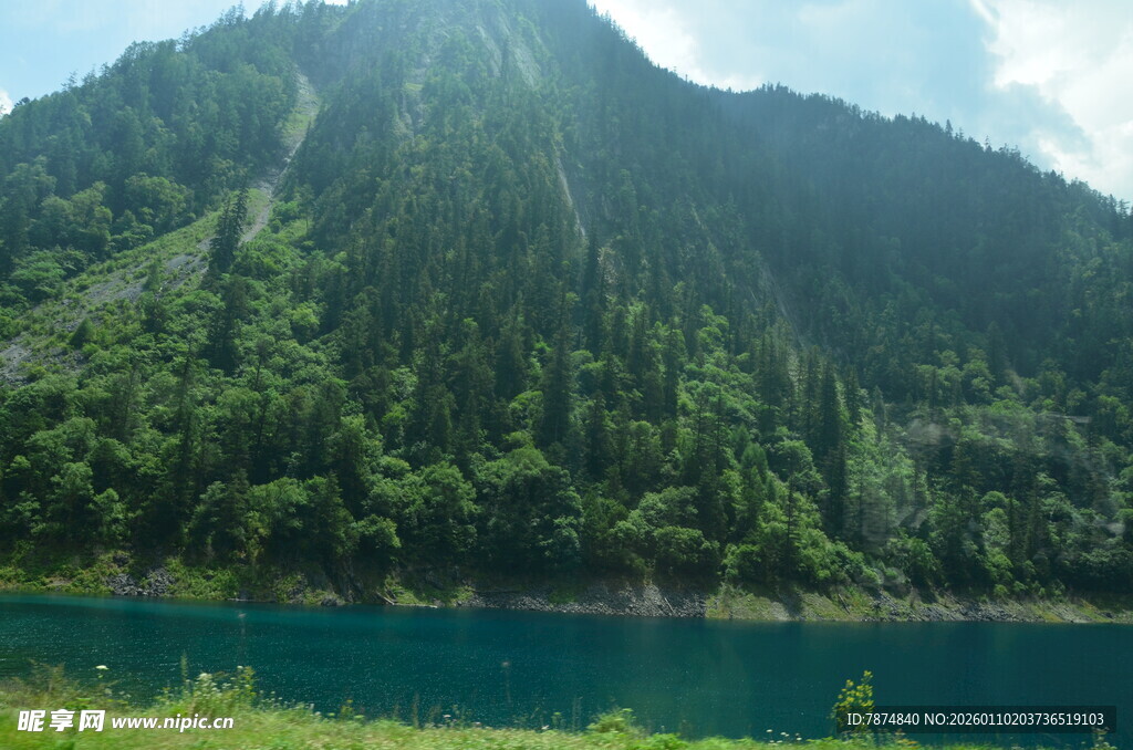 青山碧水间的秀丽湖景