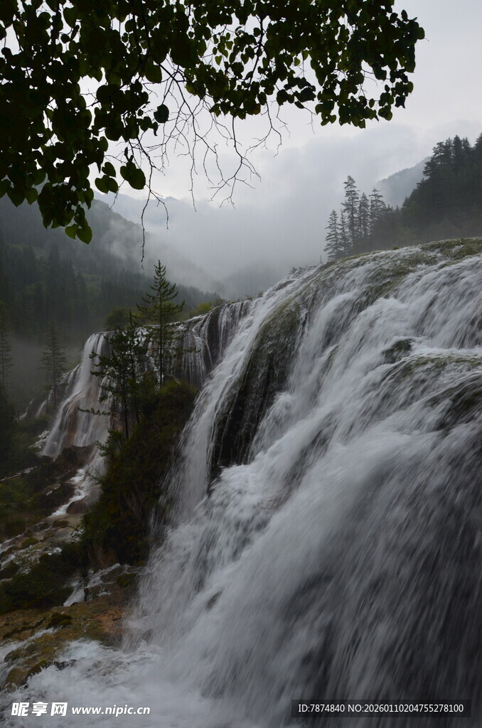 山间瀑布云雾缭绕美景