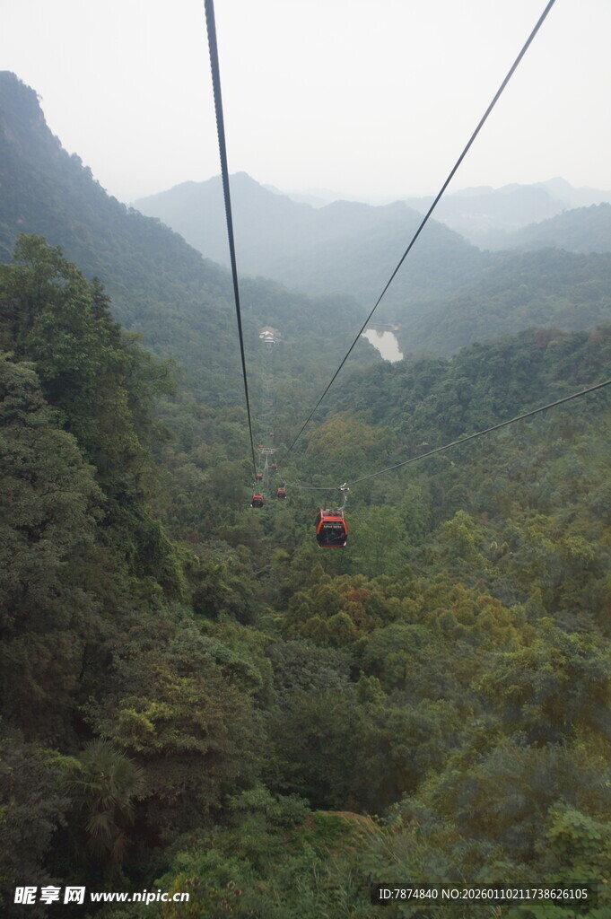 山间缆车穿梭于翠绿山林