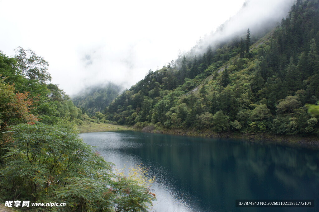 山间幽湖映翠景