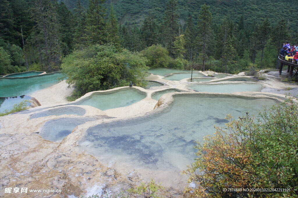 梦幻五彩温泉池风光