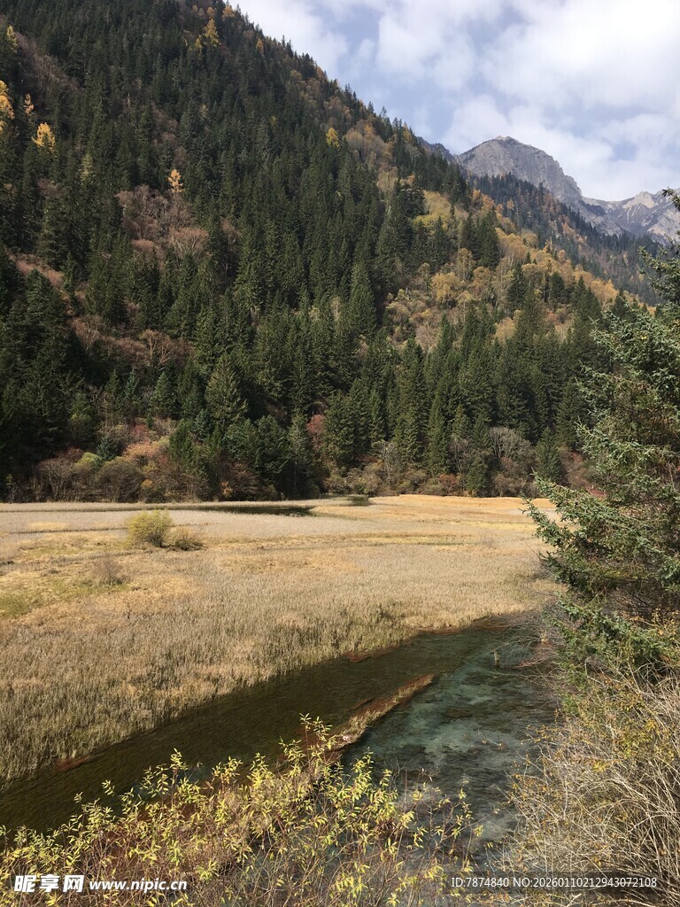 山间河谷秋色美景