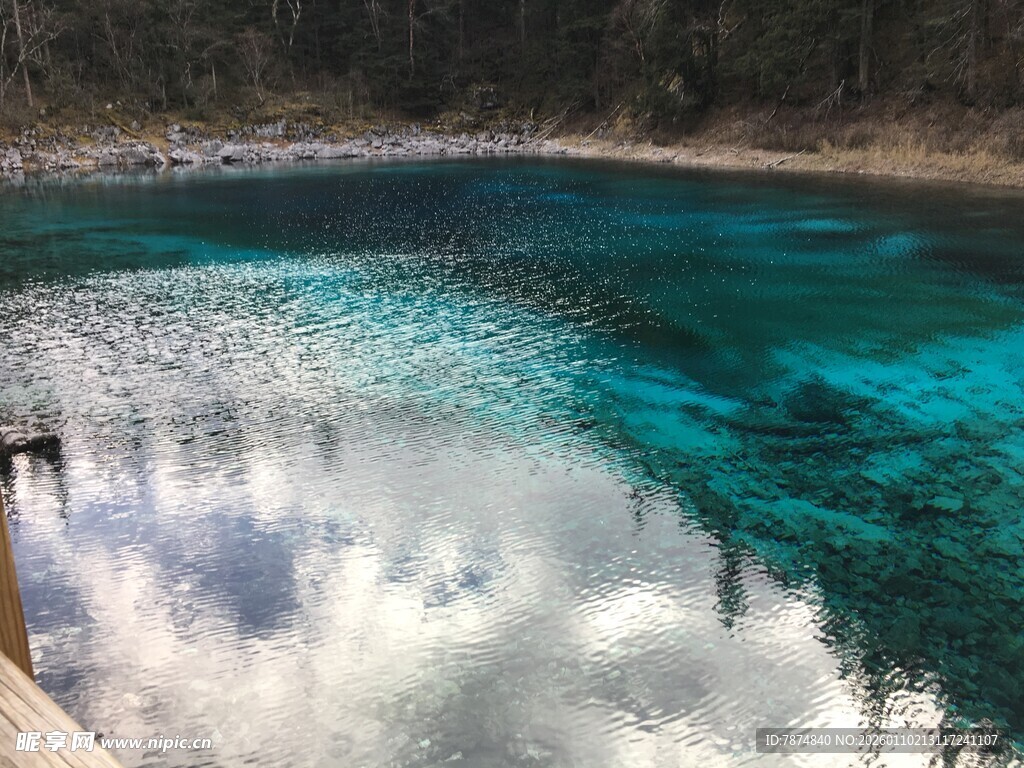 清澈蓝绿湖水美景