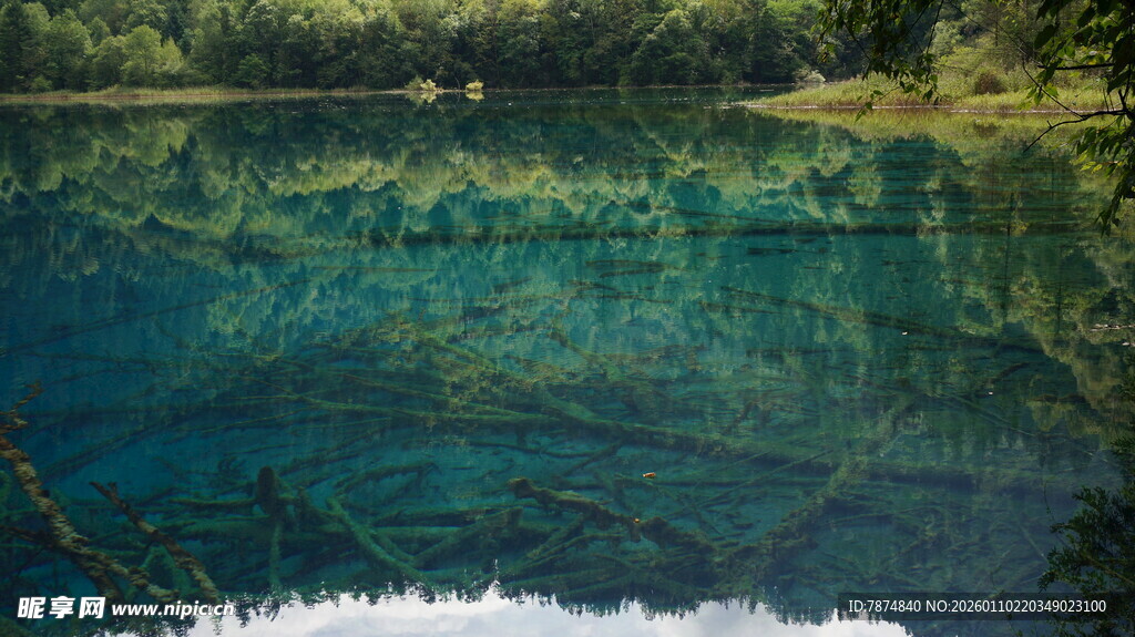 清澈幽蓝的美丽自然水域