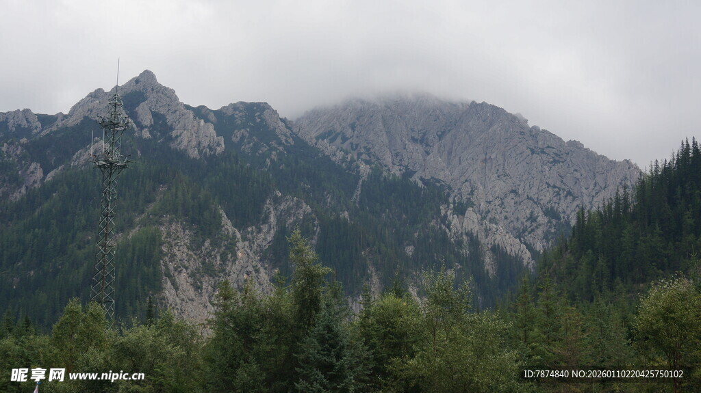 云雾缭绕的壮美山峦