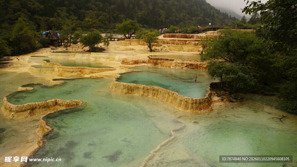 梦幻五彩钙化池景观