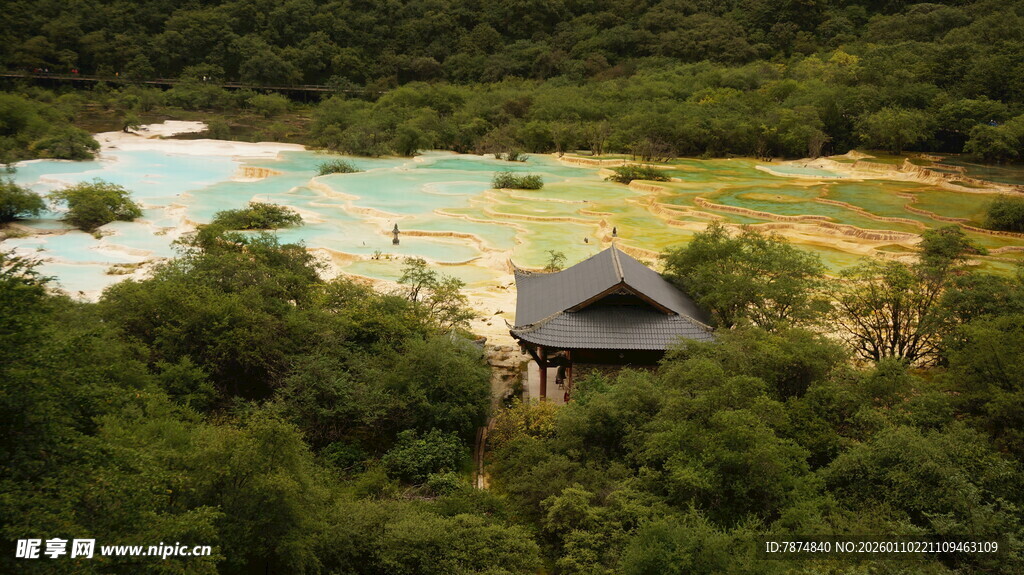 山林间的亭与多彩水域