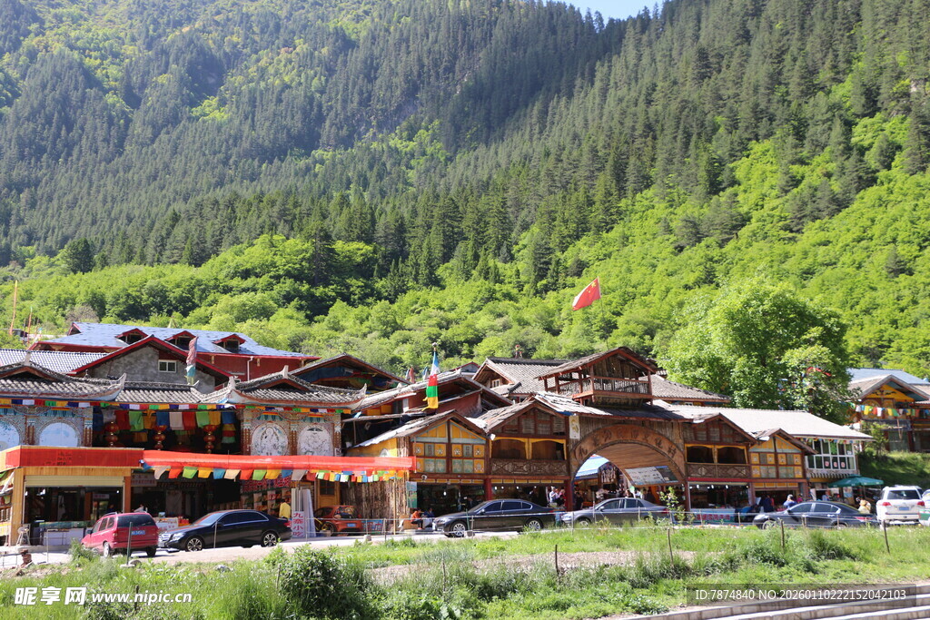 山间藏式村落美景