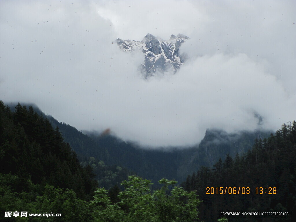 云雾缭绕的山间美景