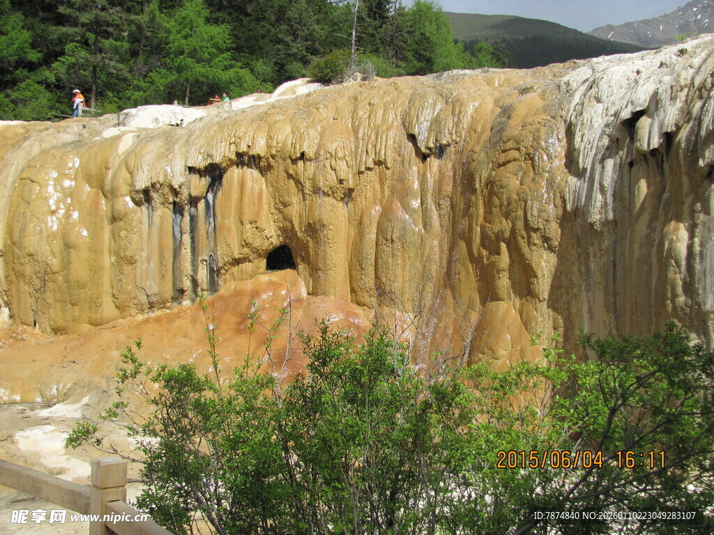 五彩斑斓的钙化瀑布景观