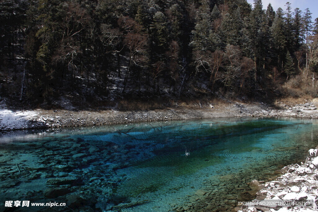 清澈幽蓝的山间静谧湖水