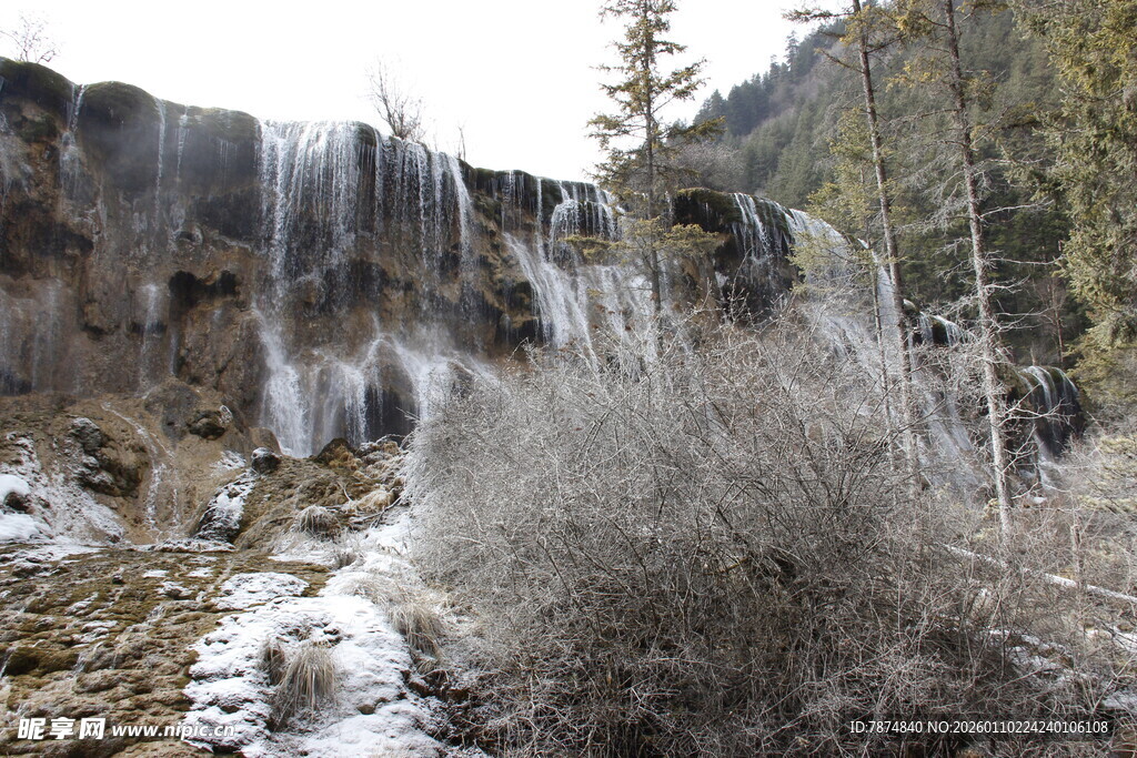冬日山间瀑布景观