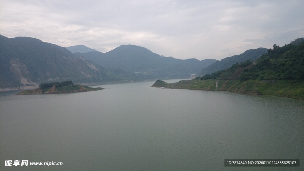 宁静山水间的辽阔江面