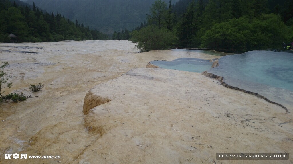 梦幻五彩钙化池景观