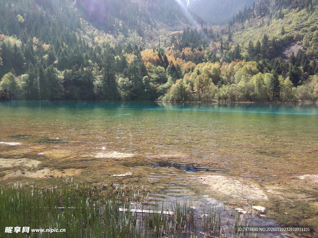 山间清澈湖泊美景