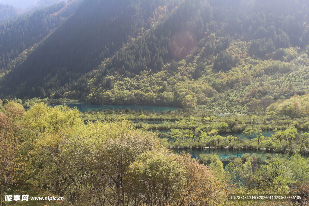 山间翠绿湖泊美景