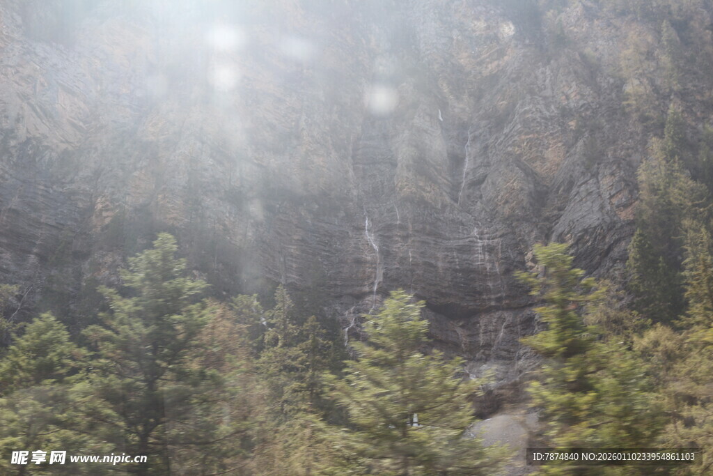 阳光穿透山林的自然美景