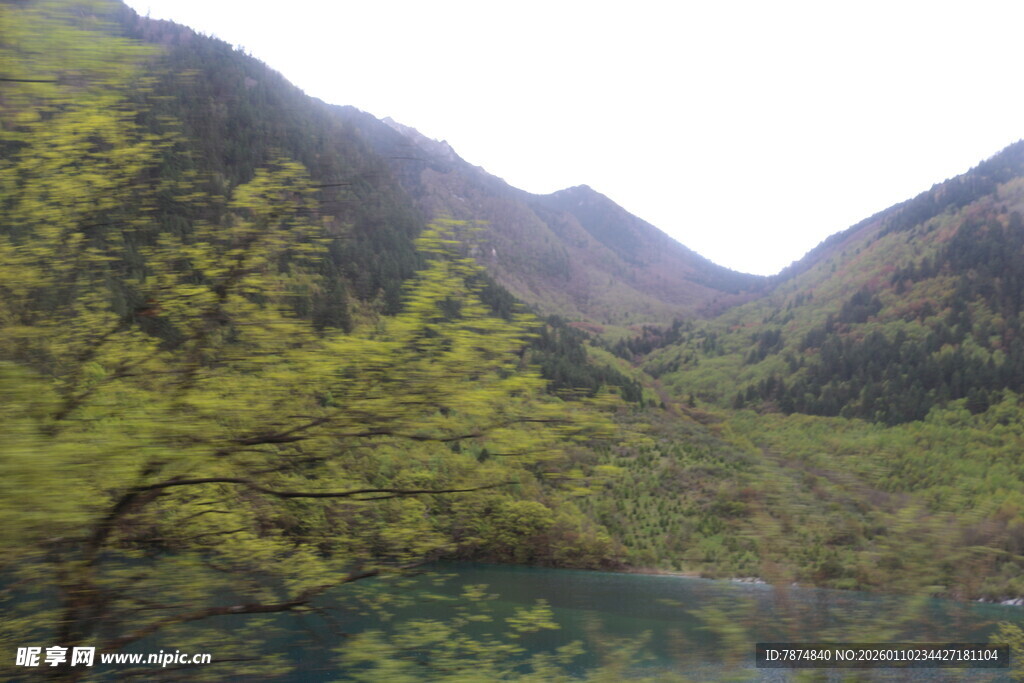 山间幽湖 绿意盎然之景